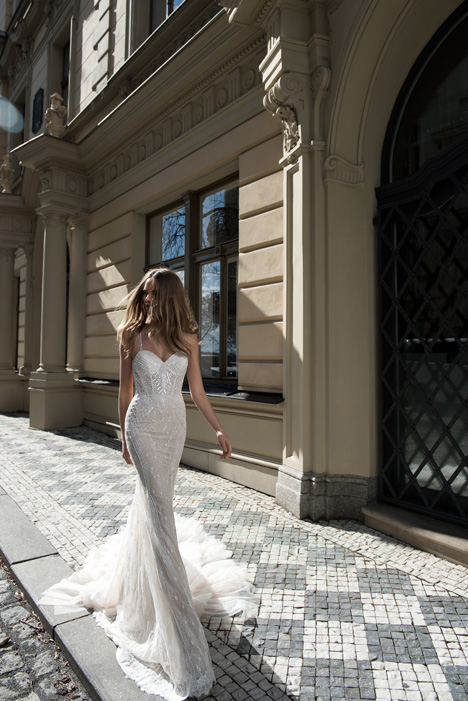15 Beautiful Backless Wedding Dresses & Gowns
